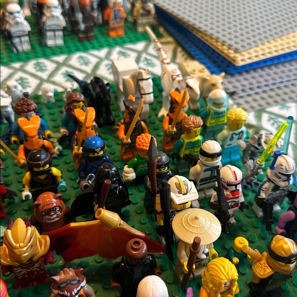 LEGO Minifigure Assortment and Base Plates - Picture 9 of 10